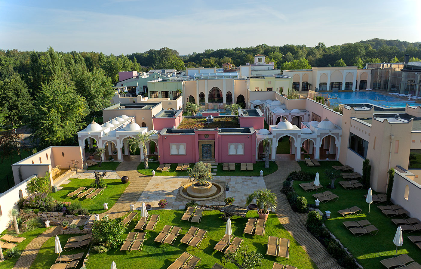 Hof zwischen den Baukörpern mit farbig abgesetzter Fassade